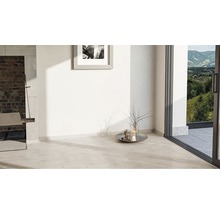 Heller Raum mit Steinfliesenboden, Kamin und Schiebetür zur Terrasse