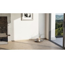 Heller Raum mit Fliesenboden, Kamin und Schiebetür zum Außenbereich