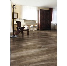 Heller Raum mit Holzboden, Klavier, Stuhl, Schrank und Stehlampe