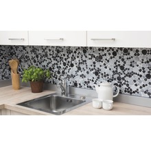 Küchenszene mit Spüle, Armatur und Mosaikfliesen