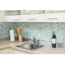 Küchenspüle mit Armatur, Spülbecken und Arbeitsfläche in einer hellen Küche