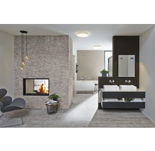 Modernes Badezimmer mit Kamin, Doppelwaschtisch und stilvoller Beleuchtung