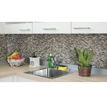 Küchenszene mit Spüle, Armatur, Mosaikfliesen und Dekorationen auf einer Arbeitsplatte