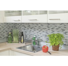 Küchenspüle mit Armatur, Mosaikfliesen, Küchenutensilien und Dekoration