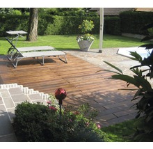 Garten mit Holzfliesen, Liegestühlen, Pool und Bepflanzung