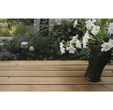 Garten mit Holzterrasse, Blumen und Solarleuchten
