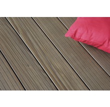 Terrassendielen aus Holz und Kissen