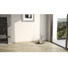 Heller Raum mit Kamin, Bild an der Wand und Blick ins Grüne