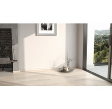 Innenraum mit Kamin, Dekoration und Blick ins Grüne