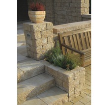 Außenbereich mit Steintreppe, Steinmauer, Holzsitzbank und bepflanzten Steinelementen