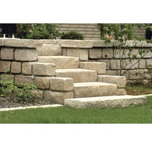 Treppe aus Natursteinen im Garten