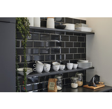 Küchenszene mit schwarzen Metrofliesen, Regalen und Küchenutensilien