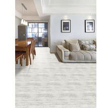 Heller Wohnraum mit Esstisch, Sofa und Bodenfliesen in Holzoptik.