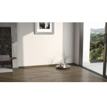 Innenraum mit Holzboden, Kamin, Dekoration und Blick ins Grüne