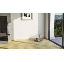 Heller Raum mit Holzboden, Bild an der Wand und Blick ins Grüne