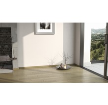 Heller Raum mit Kamin, Bild, Dekoration und Fenster mit Ausblick