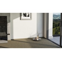 Heller Raum mit Fliesenboden, Bild an der Wand und Blick ins Grüne