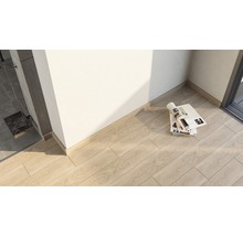 Heller Holzboden mit Fußleiste und Zeitschriften