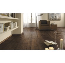 Wohnzimmer mit Laminatboden in Holzoptik, Regalen, Sessel und Dekoration