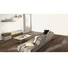 Wohnzimmer mit Sofa, Tisch, Kommode und Regalen