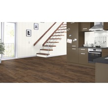 Innenraum mit braunem Laminatboden, Treppe, Küche und Balkontür.