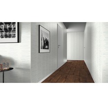 Flur mit gemusterter Tapete, Bildern und Holzboden