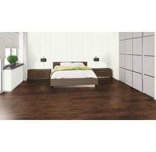 Modernes Schlafzimmer mit dunklem Laminatboden, Bett, Nachttischen und Kleiderschrank