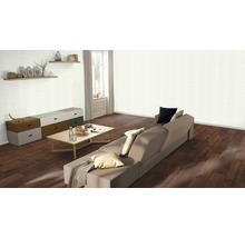 Wohnzimmer mit Sofa, Tisch, Kommode und Wandregalen in einem hellen Raum.