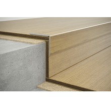 Treppenstufenprofil aus Holz mit Betontreppe und Korkunterlage