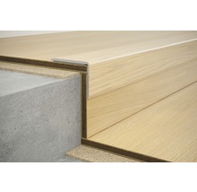 Treppenkante aus Holz mit Laminatboden auf Betonstufen