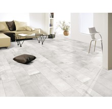 Heller Wohnraum mit Laminatboden in Holzoptik, Sofa und Tisch.