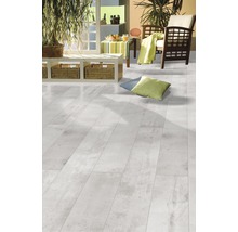 Heller Wohnraum mit Laminatboden in Steinoptik, Sitzecke und Zimmerpflanzen