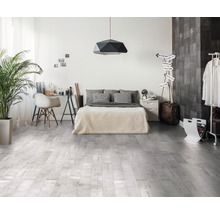 Schlafzimmer mit Bett, Schreibtisch und Bodenbelag in Holzoptik