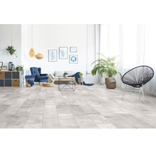 Heller Wohnraum mit Holzboden, Sofa, Sessel und Dekoration