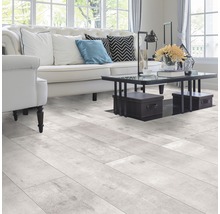 Wohnzimmer mit hellem Holzboden, Sofa und Couchtisch