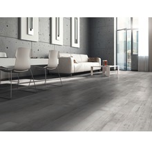 Wohnzimmer mit Betonwand und hellem Holzboden