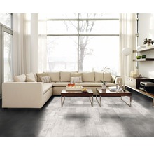 Helles Wohnzimmer mit Ecksofa, Couchtischen und Fensterfront