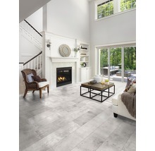 Heller Wohnraum mit Treppe, Kamin und Fliesenboden in Holzoptik