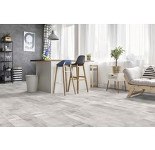 Heller Wohnraum mit Holzboden, Barhockern und modernen Möbeln.