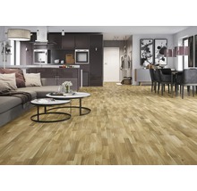 Heller Holzboden in einem modern eingerichteten Wohnraum mit Küche und Essbereich.