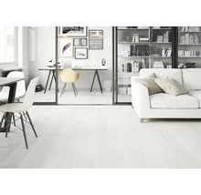 Helles Zimmer mit Holzboden, Schreibtisch und Sofa