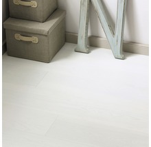 Helle Bodenfläche mit Aufbewahrungsboxen und einem dekorativen Buchstaben