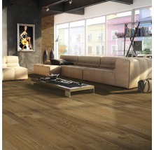 Wohnzimmer mit Holzboden, Sofa und Couchtisch