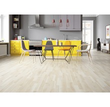 Heller Holzboden in modernem Küchendesign mit Esstisch und Stühlen