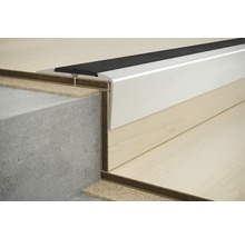 Detailansicht einer Treppenkante mit Antirutschprofil, Treppenkantenprofil und Bodenbelag