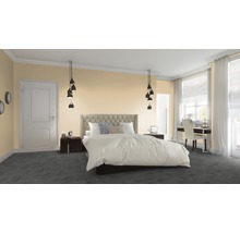 Helles Schlafzimmer mit Bett, Schreibtisch und Pendelleuchten