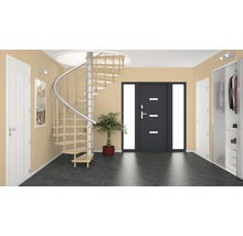 Heller Flur mit Wendeltreppe, Haustür und Garderobe