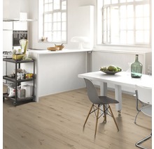 Heller Raum mit Küche, Esstisch und hellem Holzboden