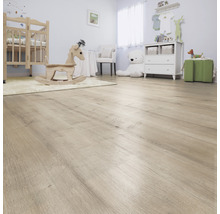 Heller Holzboden in einem Kinderzimmer mit Kinderbett, Schaukelpferd und Spielzeugkommode