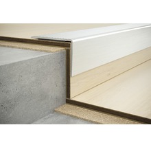 Treppenkantenprofil auf einer Treppenstufe mit Beton und Laminat